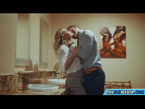 ❤️ ווען אַ באַסטי בלאָנדע סידוס איר אין אַ ציבור אָפּטריט ❤️❌ פּאָרנאָ ביי אונדז